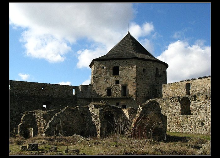 ... hrad Bzovík ...