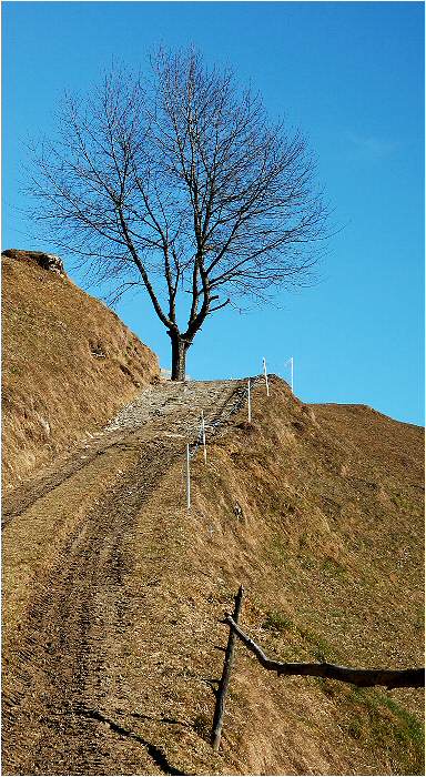 na hraně