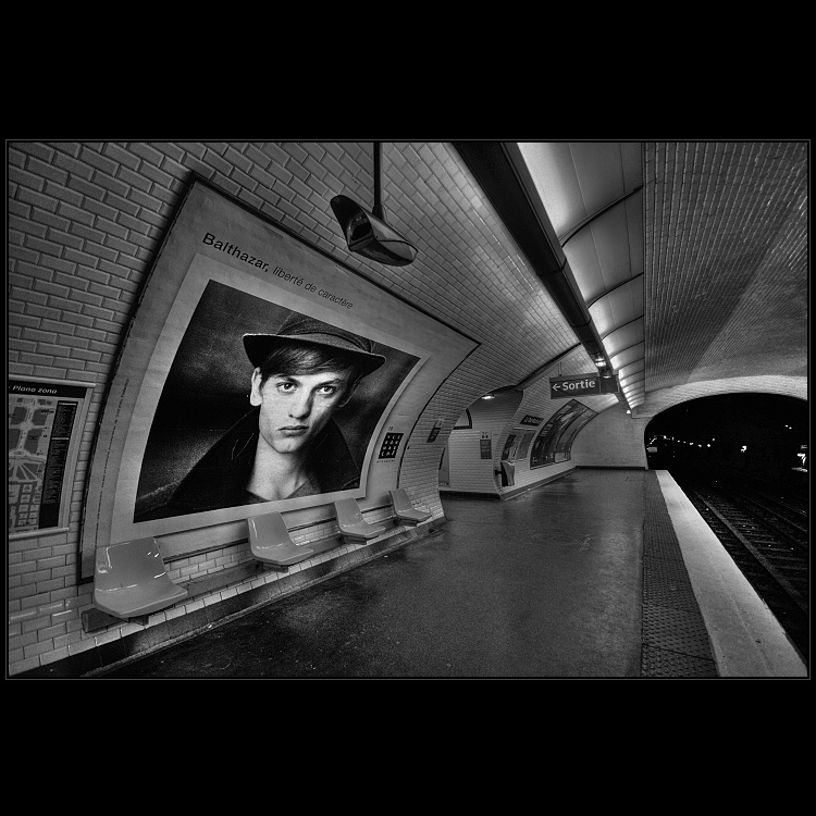 Fešák v Pařížském metru
