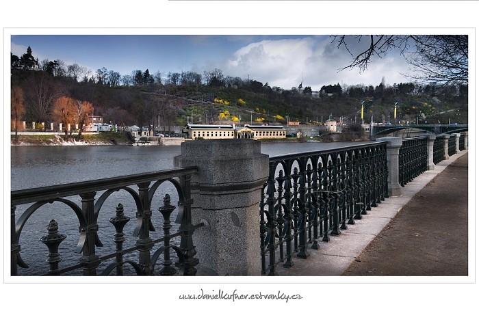 -[PRAŽSKÉ VÝHLEDY]-