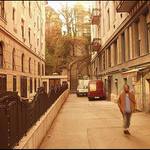 Ulice s běžícím černochem