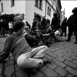 Antifašisté protestující v sedě