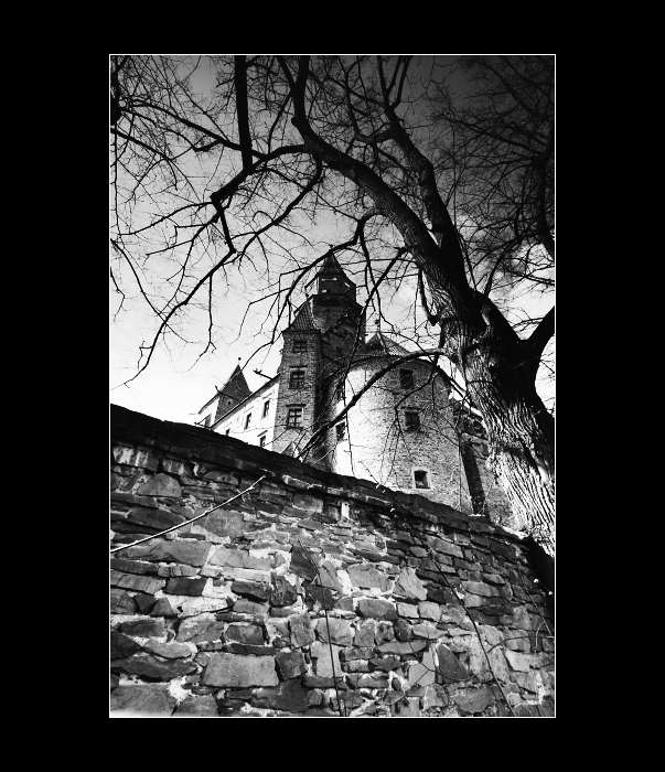 Bouzov II - za zdí