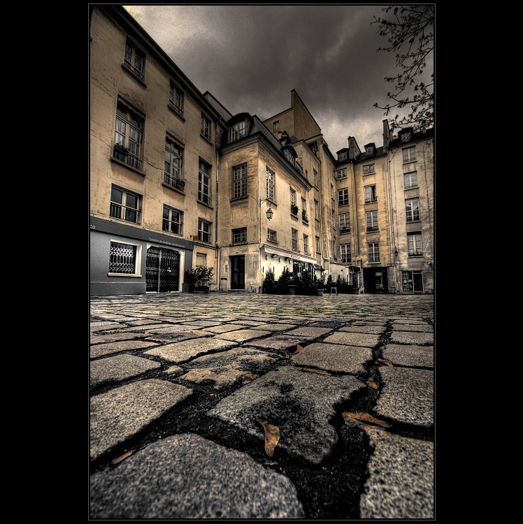 Ráno na jednom náměstíčku v Paříži