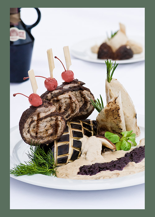 Zvěřinový satay s jemnou smetanovou omáčkou z pravých hříbků, podávaný s rozmarýnovým bramborovým pyré ve smotku francouzského tenkého těsta
