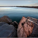 Kameny v přístavní hrázi