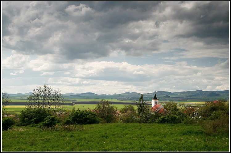 České středohoří přes klapský kostelík.