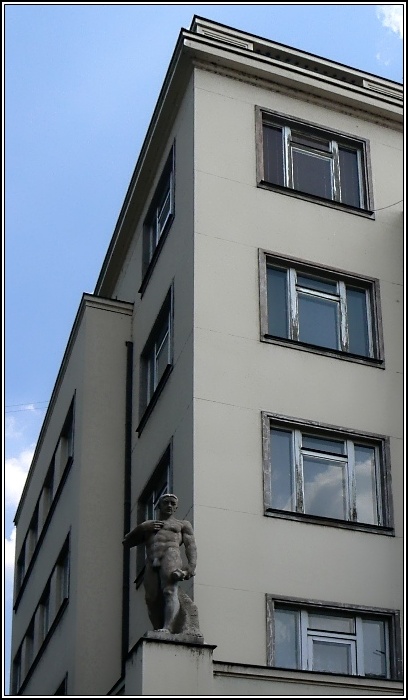 Stojí, a přece pevně visí.