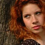 dívka s ohnivou hřívou