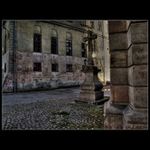 U rohu domu stál...