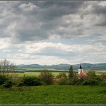 České středohoří přes klapský kostelík.
