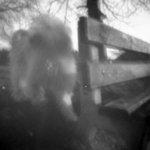 Obluda útočí na lavičku