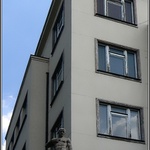 Stojí, a přece pevně visí.