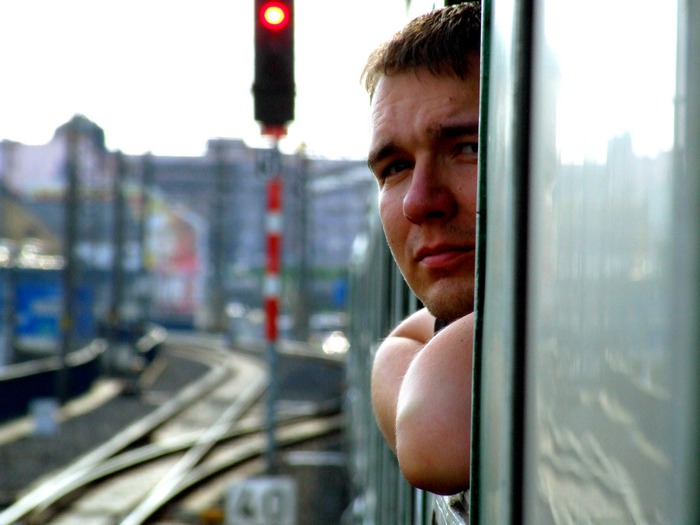 ...nevyklanějte se z oken jedoucího vlaku...