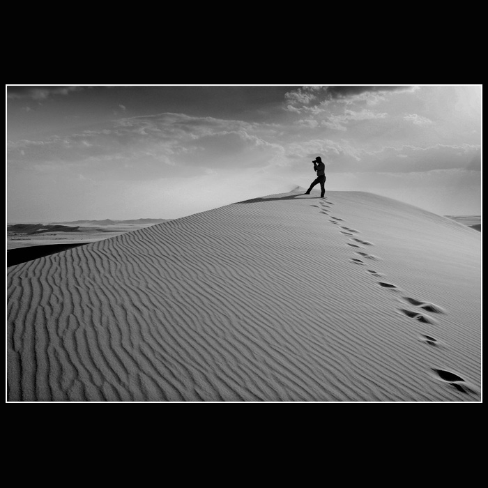 Fotograf v poušti BW