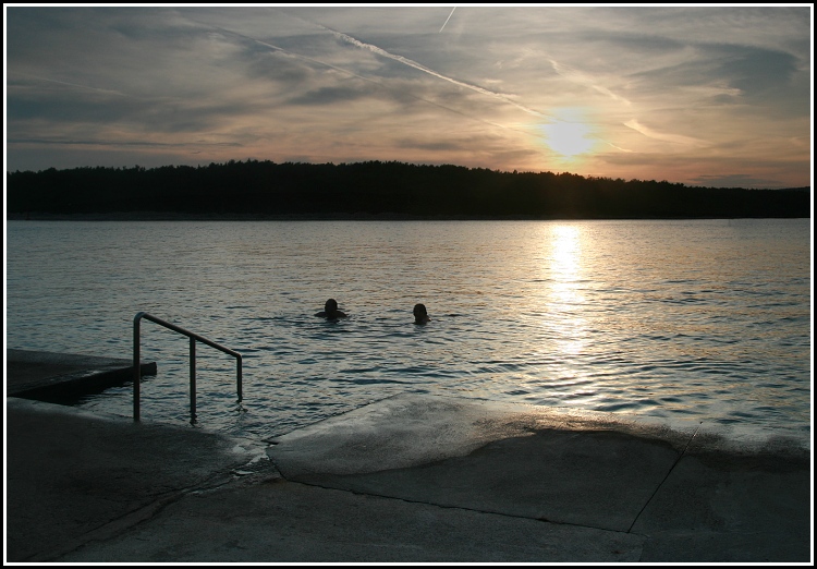 Večerní plavci.