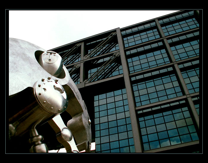 Iron horse wait for Troyas warriors in front of Troya.