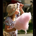 Dívka s cukrovou vatou