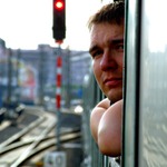 ...nevyklanějte se z oken jedoucího vlaku...