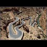 /// Ve spárech hada ///