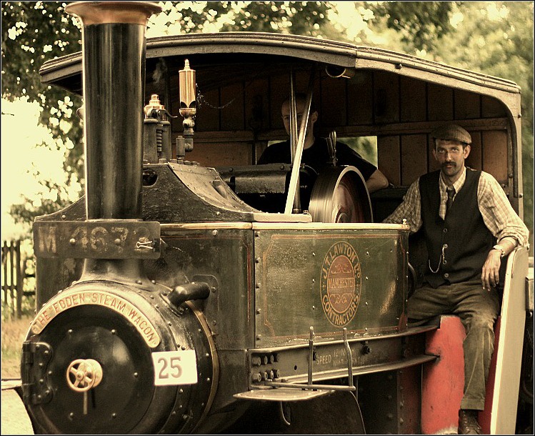 My blesk k myšlénkám spřaháme a noha parou cválá