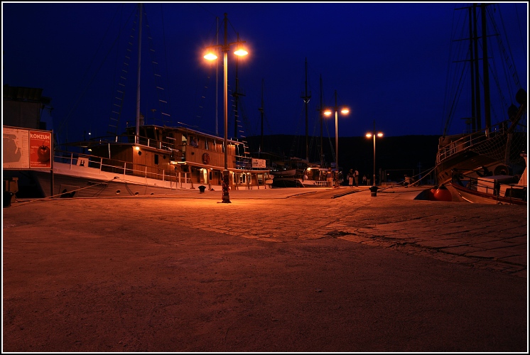 Noční přístav.
