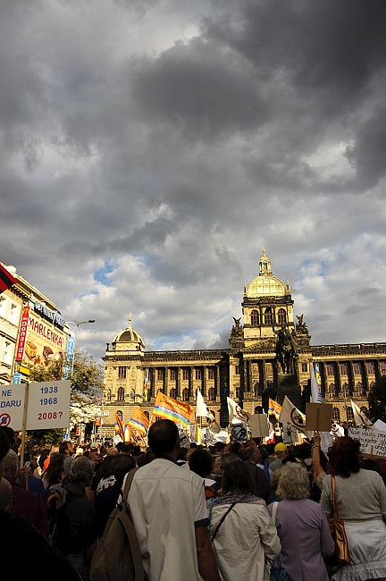 Nad kým se ta mračna stahují?