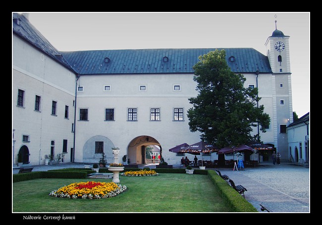 Nádvorie-Červený kameň