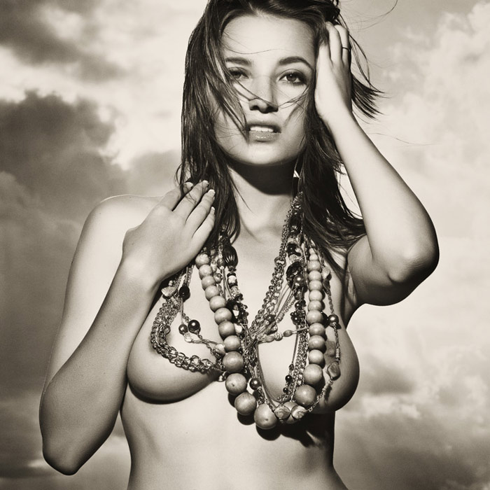 Manekýna s rozfúkanými vlasami a náhrdelníkmi na hrdle