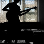 Zpěvačka s kytarou