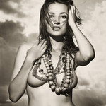 Manekýna s rozfúkanými vlasami a náhrdelníkmi na hrdle