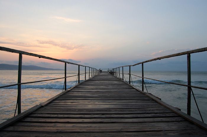 molo pred vychodom slnka