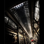 Dvě dámy procházející se pasáží