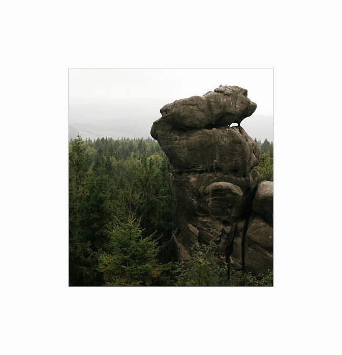 až na vrcholky hor, v tomto případě spíše skal :)