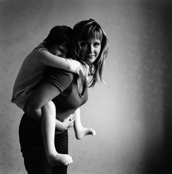 Peta s Gagou na chrbate