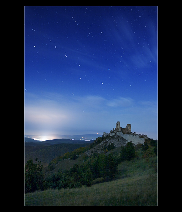 Čachtický hrad v noci