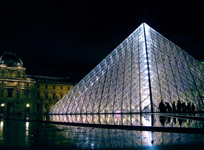 Louvre v noci