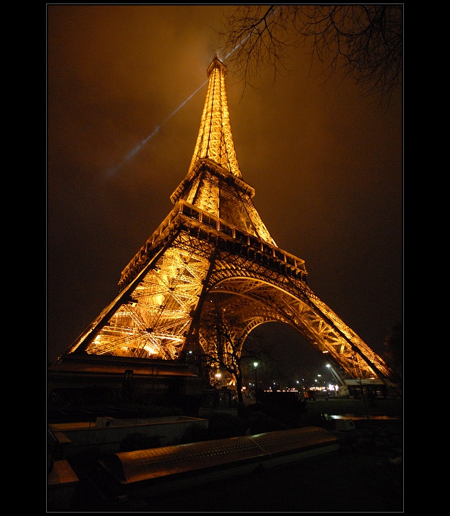 Stará dáma neslušně rozkročená