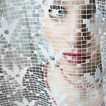 porcelánová panenka za záclonou