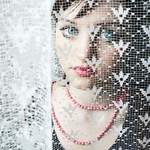 porcelánová panenka za záclonou II.