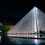 Louvre v noci