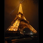 Stará dáma neslušně rozkročená