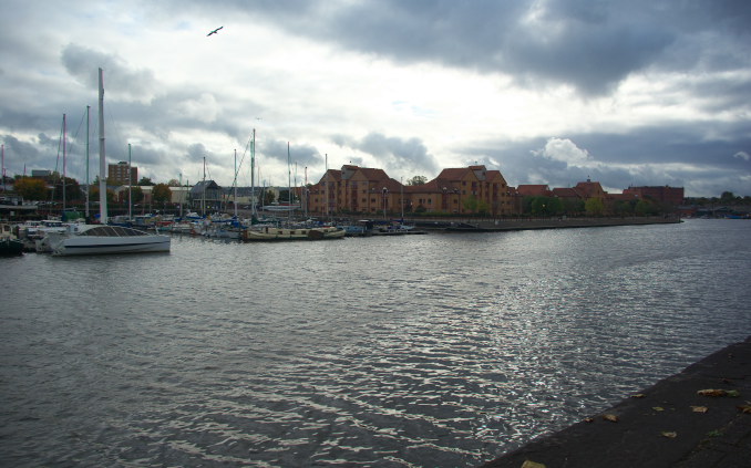 pták proráží mraky nad Bristolem