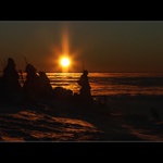 Nehybní pozorovatélé západu nad mořem