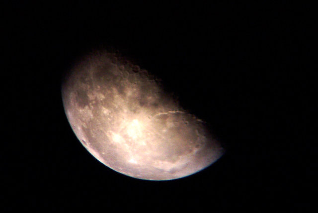 Luna skoro jasná