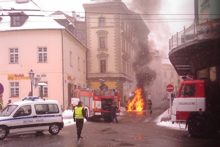 Hradec Králové: V centru Hradce hořela dodávka