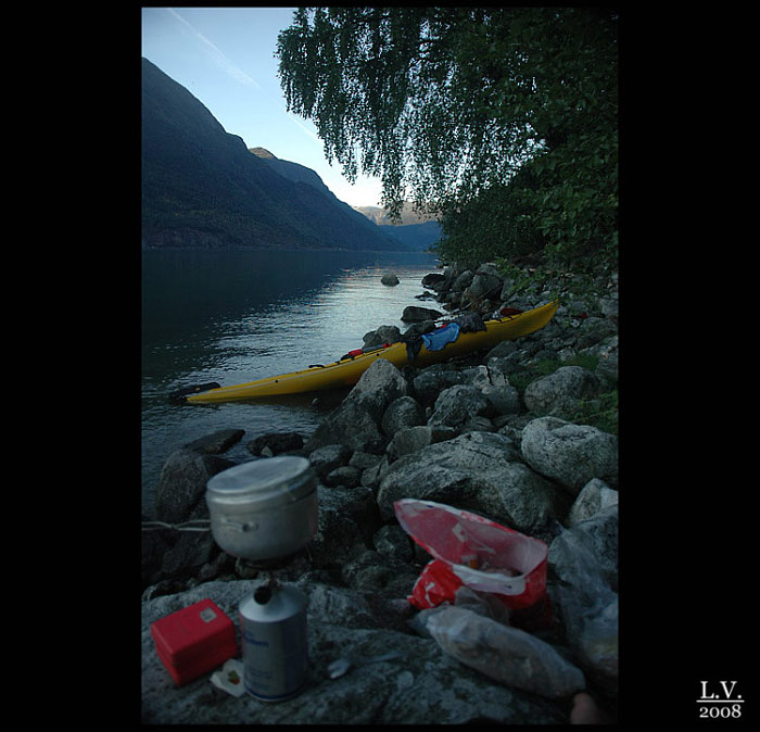 K večeru ve fjordu Lustrefjord