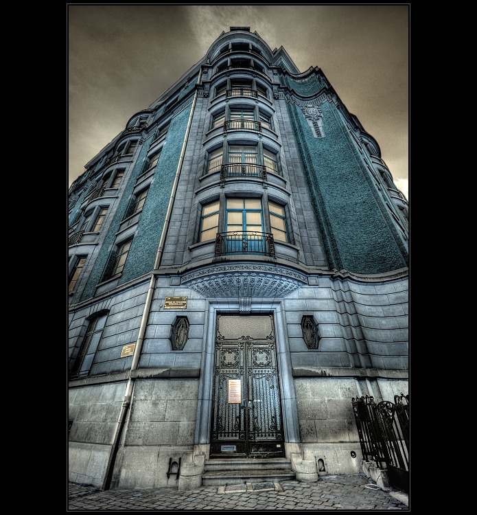 Byl jednou jeden dům (se zlatýma cedulkama)