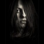 Tvář vystupující ze tmy