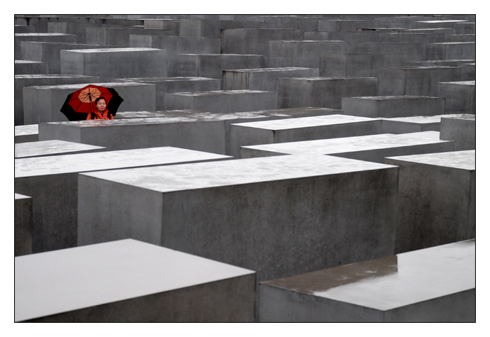 Berlínské deprese - Das Holocaust-Denkmal mit Regenschirm